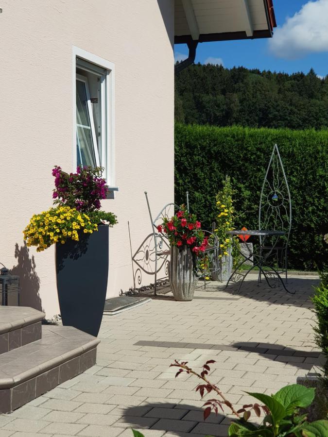 Ferienwohnung Toni Mit Balkon Und Garten Pemfling Exterior photo